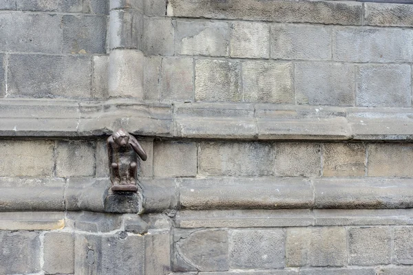 Lanet maymun heykeli Mons, Belçika. — Stok fotoğraf