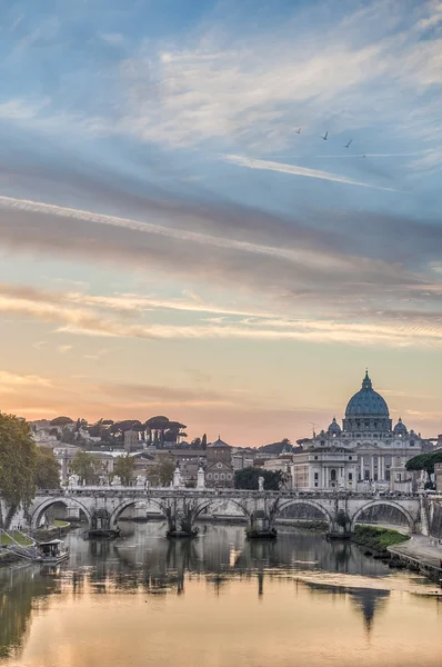 Понте-Сант'Анджело (міст Адріана) в Римі, Італія, — стокове фото