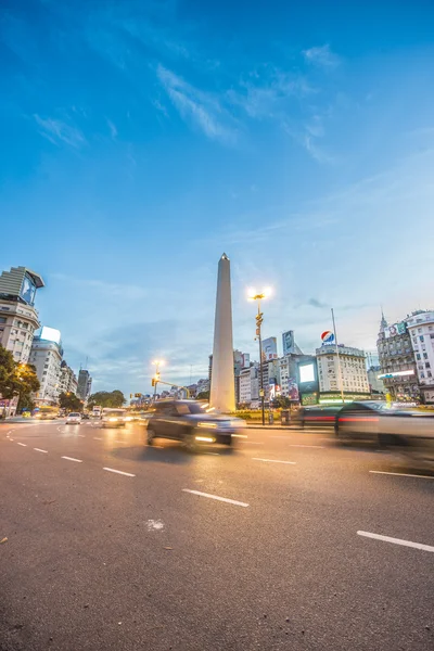 Обелиск (El Obelisco) в Буэнос-Айресе . — стоковое фото