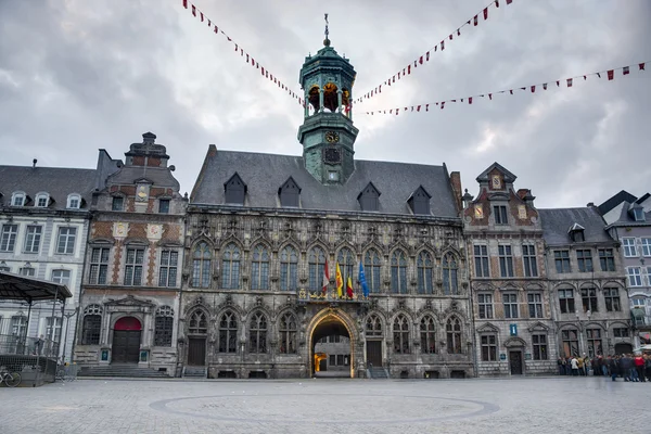 Ратуша на центральной площади в Монсе, Бельгия . — стоковое фото
