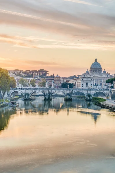 Ponte Sant 'Angelo (Puente de Adriano) en Roma, Italia , — Foto de Stock