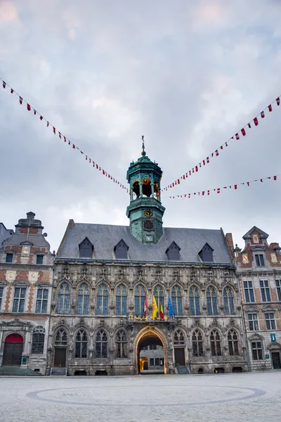 Stadhuis op het centrale plein in mons, België. — Stockfoto