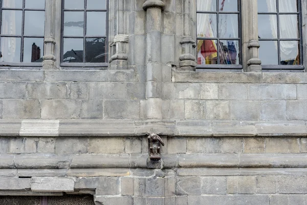 Lanet maymun heykeli Mons, Belçika. — Stok fotoğraf