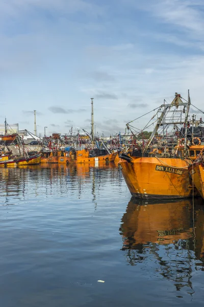 Bateaux de pêche orange en Mar del Plata, l'Argentine — Photo