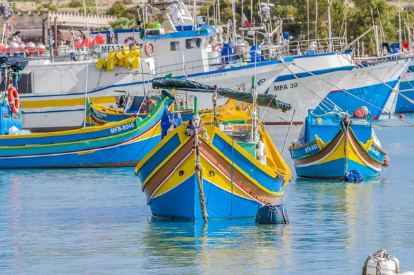 Traditional Luzzu boat at Marsaxlokk harbor in Malta. — Stock Photo, Image