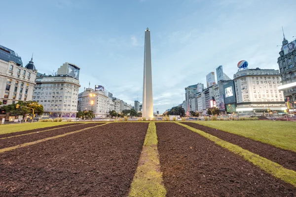 Обелиск (El Obelisco) в Буэнос-Айресе . — стоковое фото