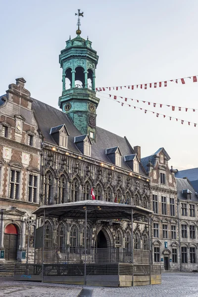 中央广场和市政厅在比利时蒙斯. — 图库照片
