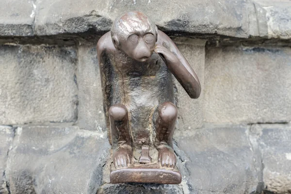 Vakthus monkey staty i mons, Belgien. — Stockfoto