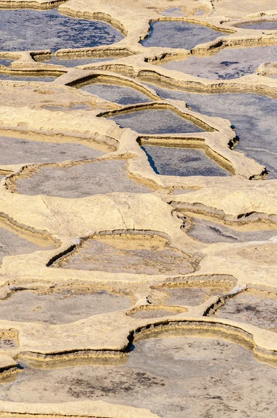 Saltdammar nära qbajjar i gozo, malta. — Stockfoto