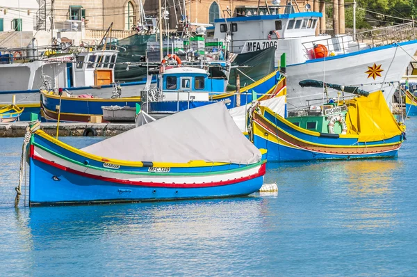 Traditionelles luzzu boot im marsaxlokk hafen in malta. — Stockfoto