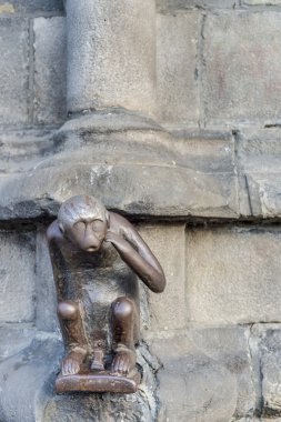 Lanet maymun heykeli Mons, Belçika.