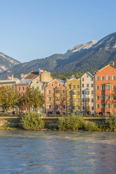 Inn rivier op zijn weg door innsbruck, Oostenrijk. — Stockfoto