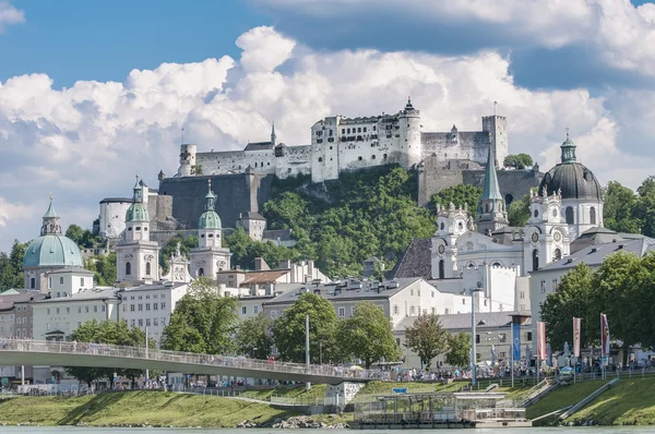 Salzburg pevnost (festung hohensalzburg) z salzach rive — Stock fotografie