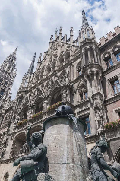 Здание Neues Rathaus в Мюнхене — стоковое фото