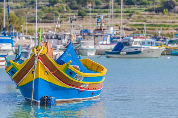 Barco tradicional de Luzzu en el puerto de Marsaxlokk en Malta . —  Fotos de Stock