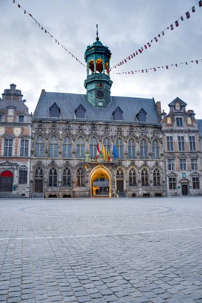 Rathaus auf dem zentralen Platz in Mons, Belgien. — Stockfoto