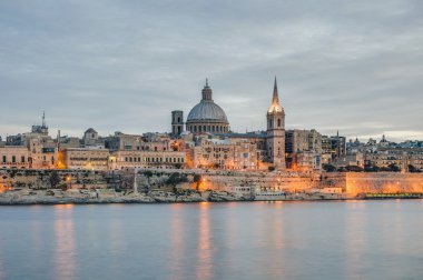 Valletta sahilinde skyline görünümü, malta