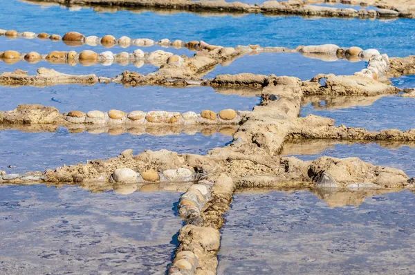 Zoutpannen in de buurt van qbajjar in gozo, malta. — Stockfoto