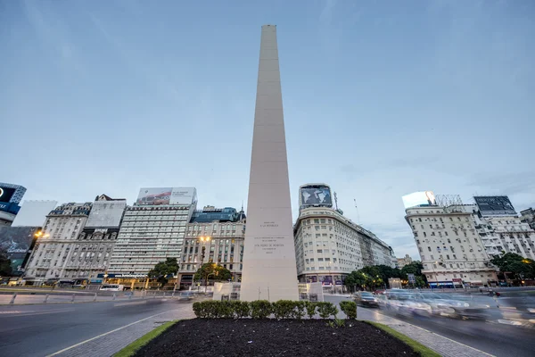 De obelisk (el obelisco) in buenos aires. — Stockfoto