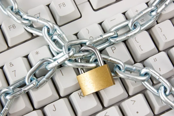 Keyboard secured with chain and padlock — Stock Photo, Image