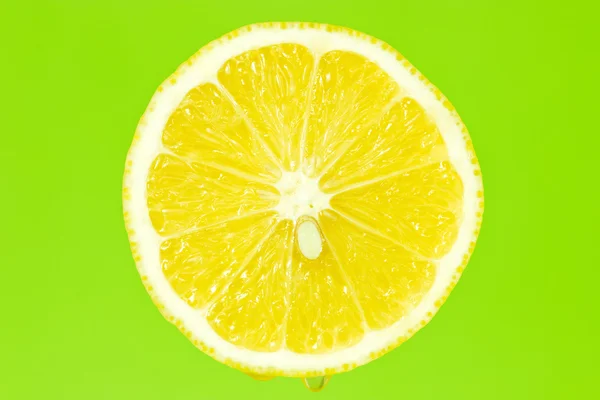 Лимонний шматочок на зеленому фоні — стокове фото