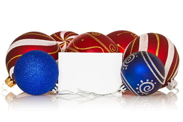 Christbaumkugeln mit Grußkarte — Stockfoto