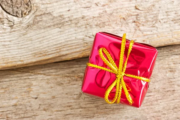 Gift box on the wooden floor — Stock Photo, Image