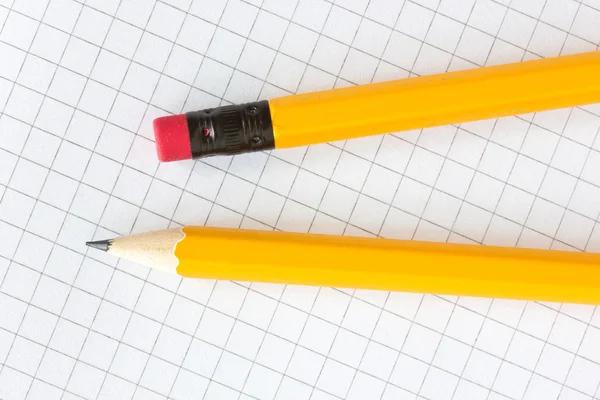Bleistifte auf dem quadratischen Papier — Stockfoto