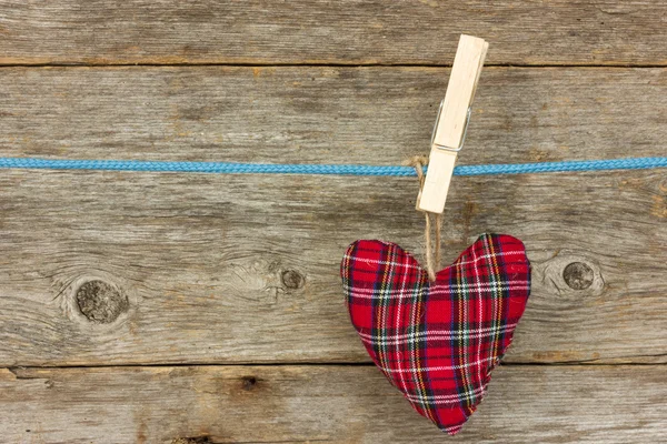 Corazón colgar sobre un fondo de madera — Foto de Stock