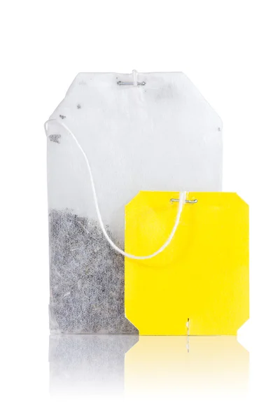 Teebeutel mit gelbem Etikett — Stockfoto