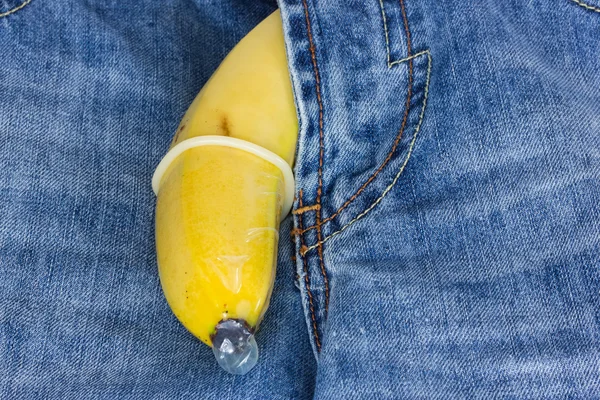 Blue Jeans und Banane mit Kondom — Stockfoto