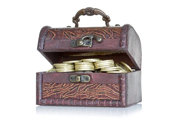 Dřevěná truhla s mince uvnitř — Stock fotografie