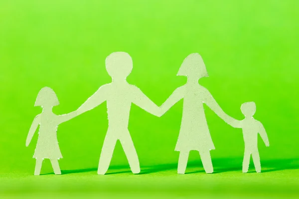 Kağıt aile yeşil zemin üzerine — Stok fotoğraf