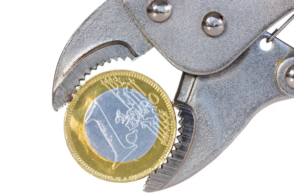 Monety euro, wciśnięte w szczypce — Zdjęcie stockowe