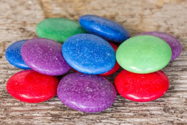 Kolorowe cukierki na drewniane tła — Zdjęcie stockowe