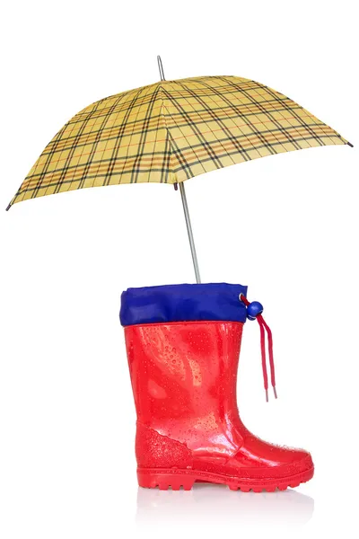 Bota de chuva e um guarda-chuva amarelo — Fotografia de Stock