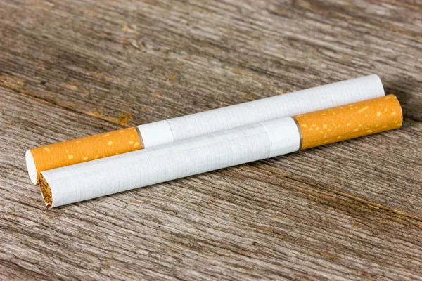 Cigaretter på trägolv — Stockfoto