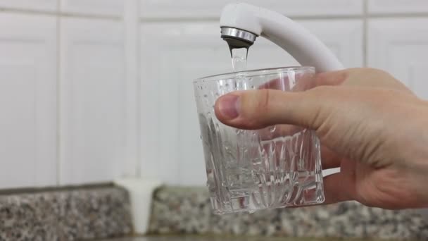 Fillig glass of mains water — Stock Video