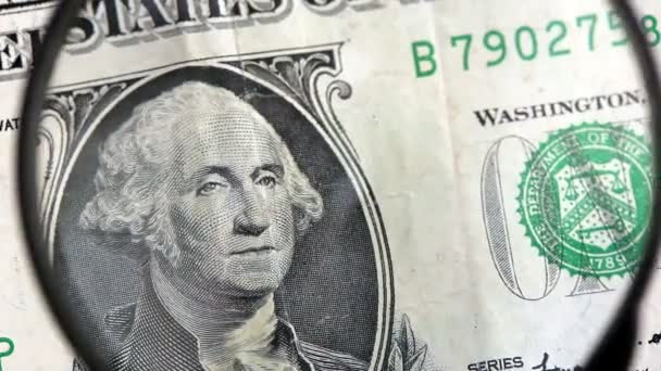Ідентифікація банкнот в один долар зі збільшувальним склом — стокове відео