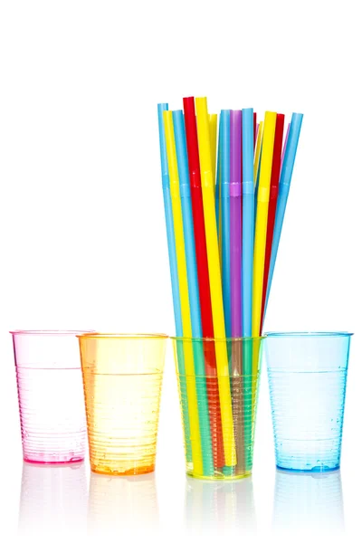 Vasos de plástico y montón de paja colorido — Foto de Stock