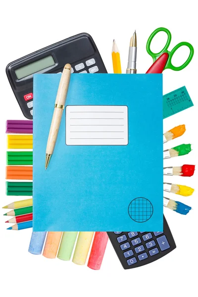 Cuaderno azul con útiles escolares — Foto de Stock