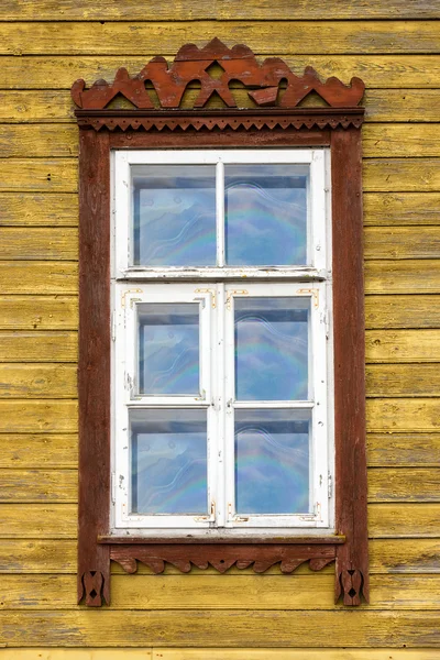 Fenêtre de vieille maison en bois — Photo