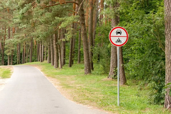 森林中没有车辆交通标志 — 图库照片