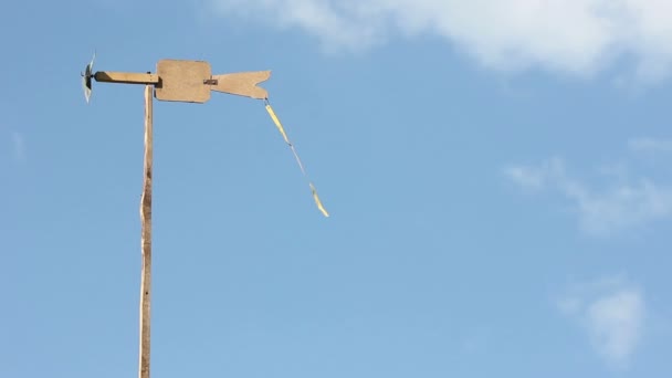 Molino de viento sobre un fondo de cielo azul — Vídeo de stock