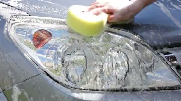 Frontlampe des Autos waschen — Stockvideo