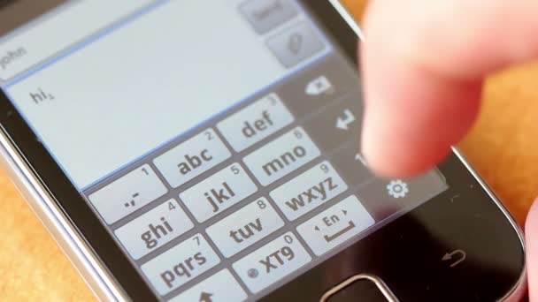 Mensajes de texto o mecanografía a mano en un teléfono inteligente con pantalla táctil — Vídeo de stock