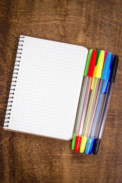 Caderno espiral e canetas coloridas — Fotografia de Stock