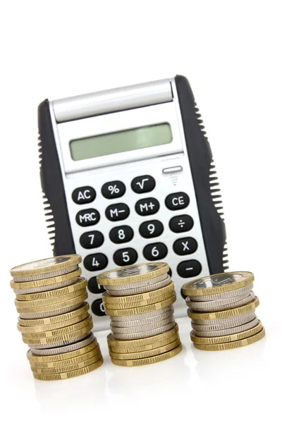 Escada de moedas e calculadora — Fotografia de Stock