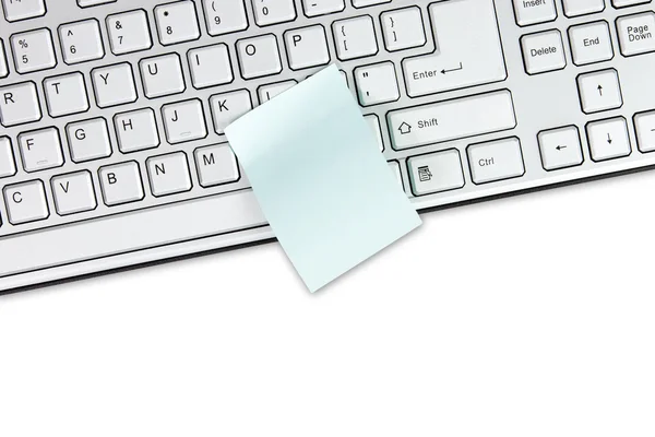 Teclado y memo en blanco aislado en blanco — Foto de Stock