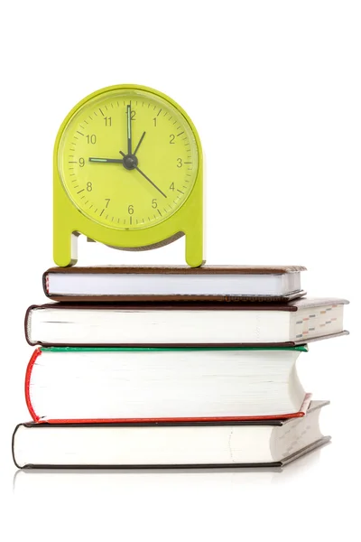 Grüne Uhr und Bücher — Stockfoto